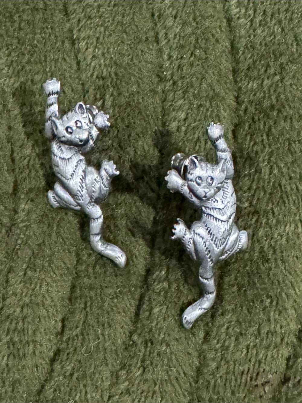 Gag Me, So Cute! Vintage 80's Jonette Jewelry Pewter Climbing Cat Earrings